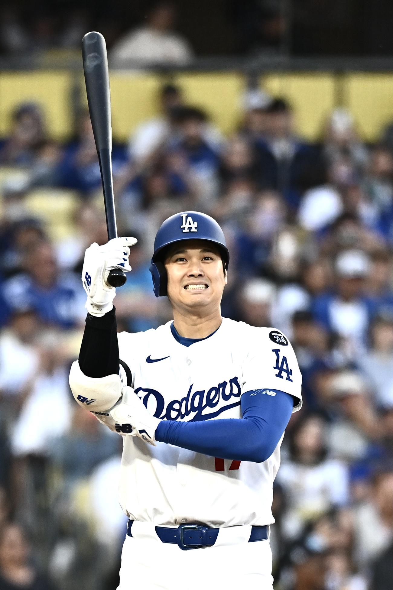 ドジャース対アスレチックス　1回裏ドジャース無死、空振りし悔しげな大谷（撮影・滝沢徹郎）