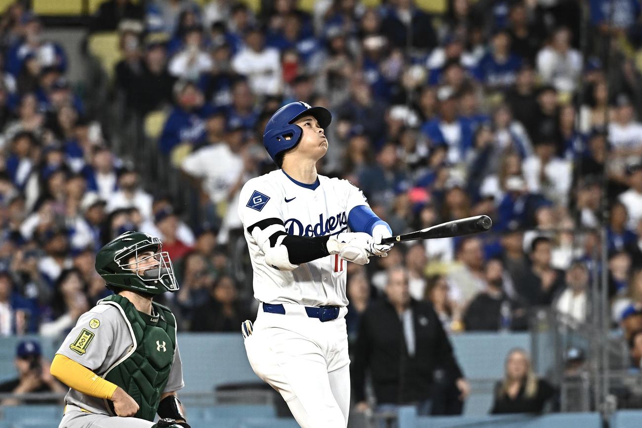 ドジャース対アスレチックス　2回裏ドジャース1死一、三塁、大谷は右犠飛を放つ＝2025年5月15日　