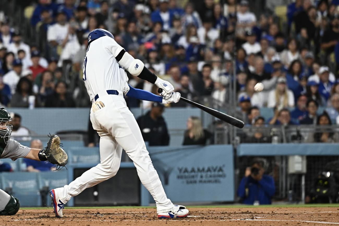 ドジャース対アスレチックス　2回裏ドジャース1死一、三塁、大谷は右犠飛を放つ＝2025年5月15日　