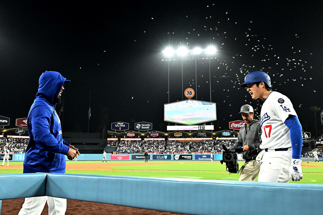ドジャース対アスレチックス　3回裏ドジャース1死一、二塁、3点本塁打を放った大谷（右）はT・ヘルナンデスからヒマワリの種シャワーで祝福される（撮影・滝沢徹郎）