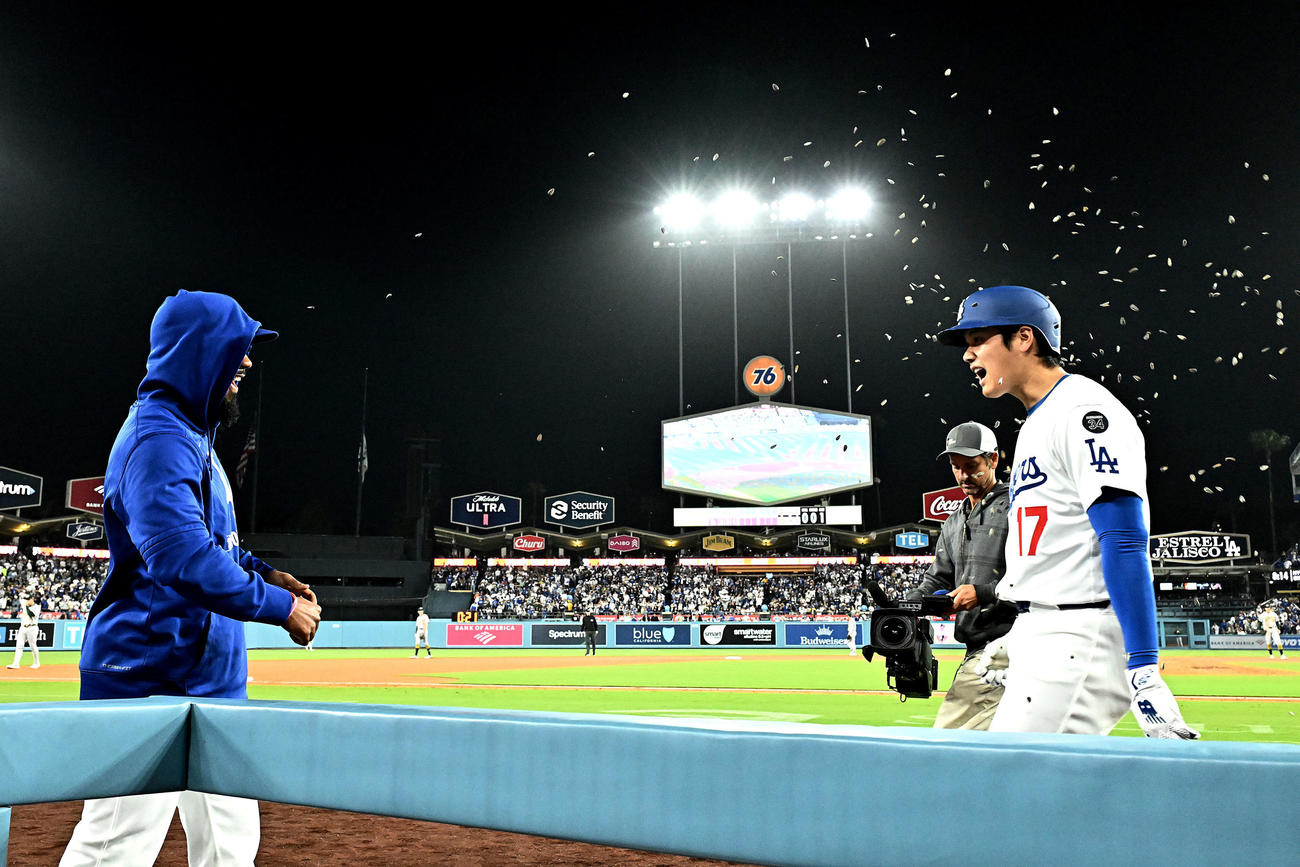 ドジャース対アスレチックス　3回裏ドジャース1死一、二塁、3点本塁打を放った大谷（右）はT・ヘルナンデスからヒマワリの種シャワーで祝福される（撮影・滝沢徹郎）