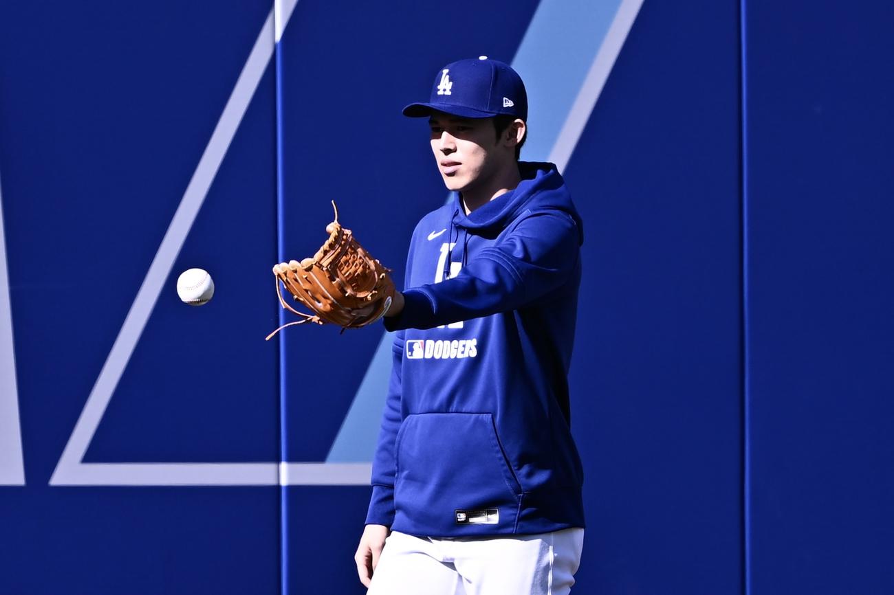 ドジャース対アスレチックス　試合前練習でクラブトスするドジャース佐々木（撮影・滝沢徹郎）