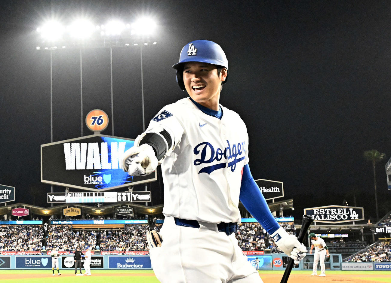 ドジャース対アスレチックス　3回裏、笑顔でネクスト・バッタースサークルに向かうドジャース大谷（撮影・滝沢徹郎）