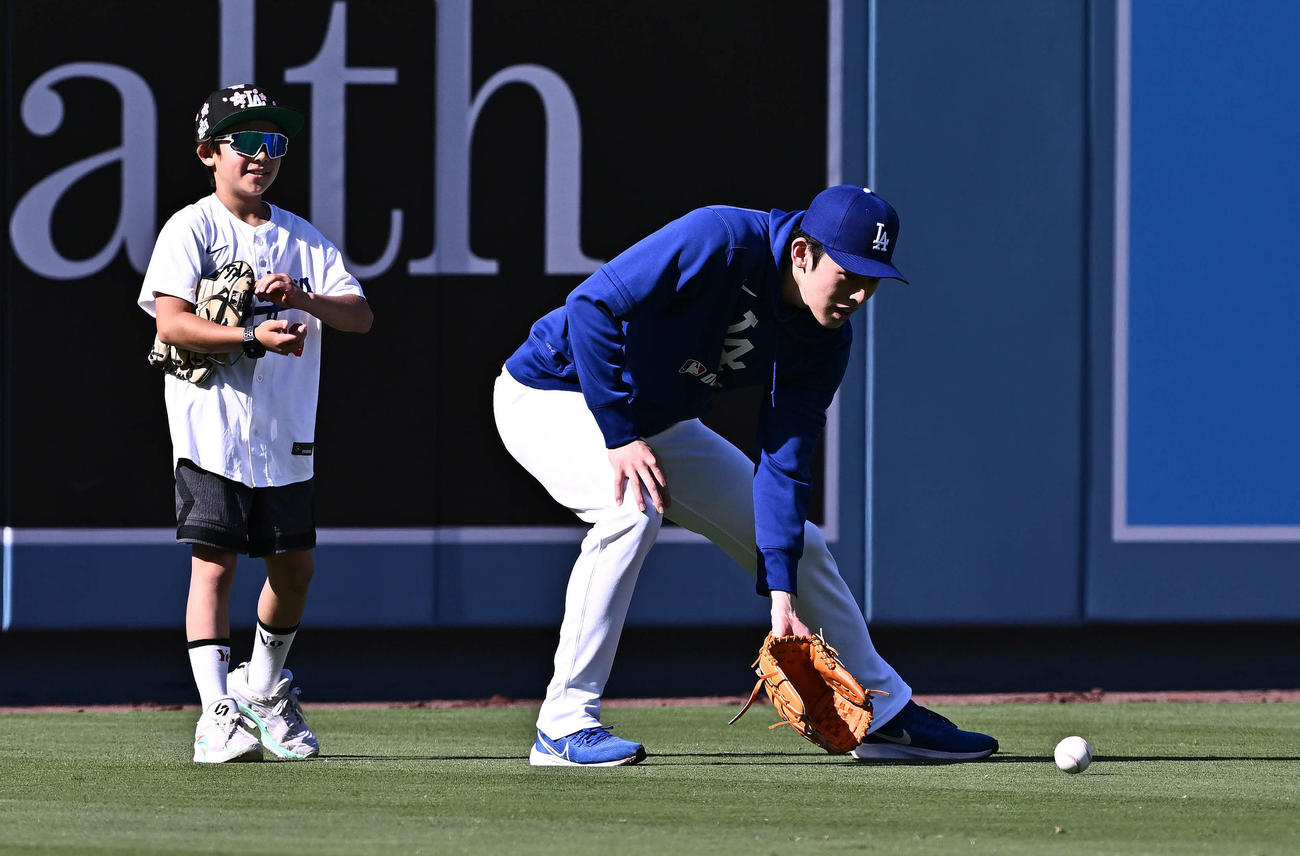 ドジャース対アスレチックス　試合前練習で打撃練習のボール拾いをするドジャース佐々木（撮影・滝沢徹郎）