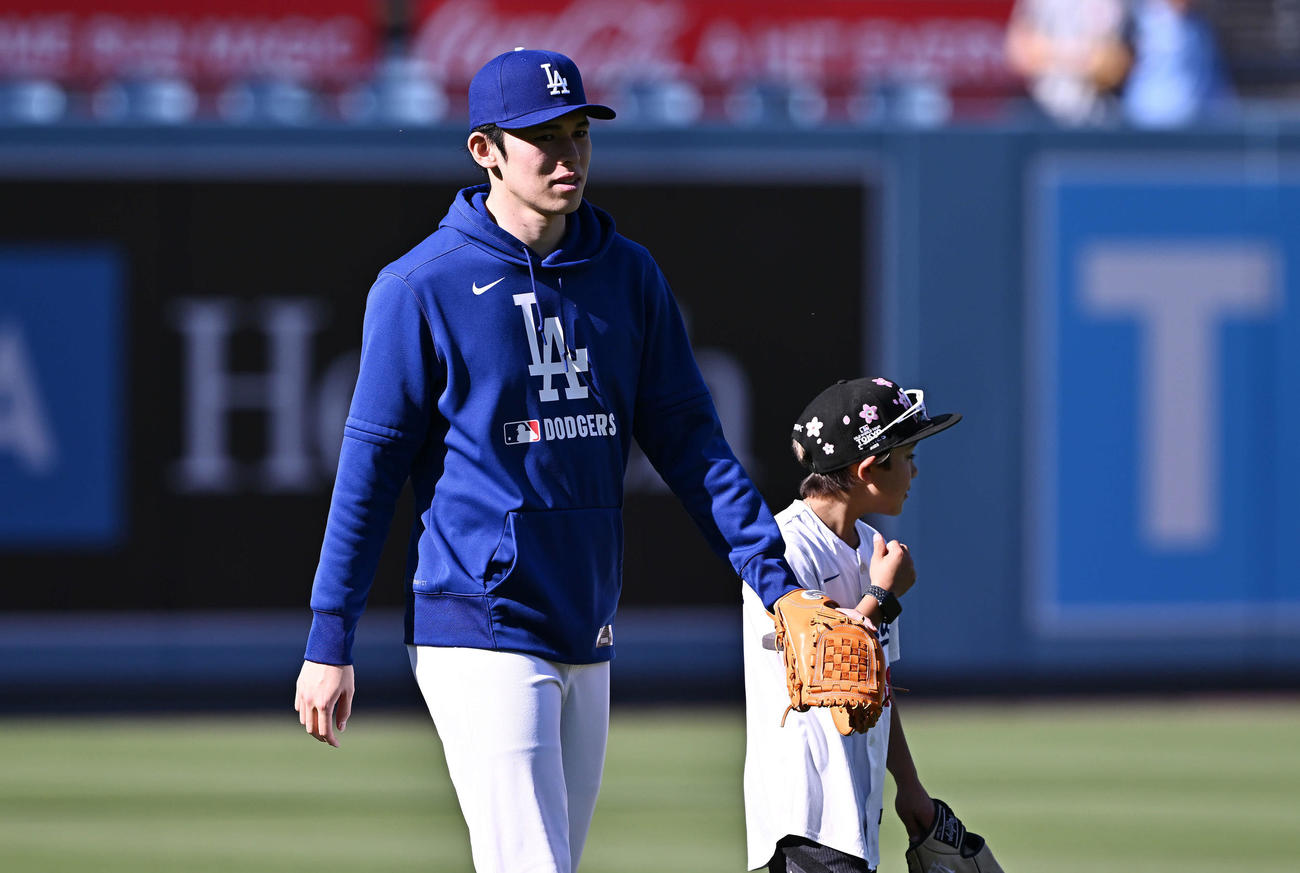 ドジャース対アスレチックス　試合前練習が終わり引き揚げるドジャース佐々木（撮影・滝沢徹郎）