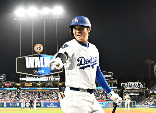 ドジャース対アスレチックス 3回裏、笑顔でネクスト・バッタースサークルに向かうドジャース大谷(撮影・滝沢徹郎)