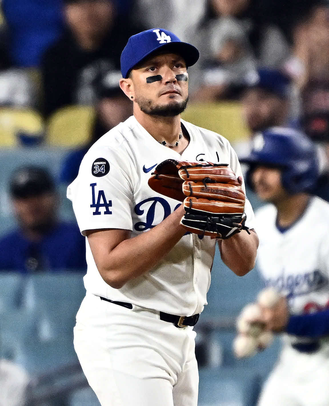 25年5月13日　ドジャース対アスレチックス　9回表、ドジャース5番手のロハスは大谷のグラブを借りて登板する（撮影・滝沢徹郎）
