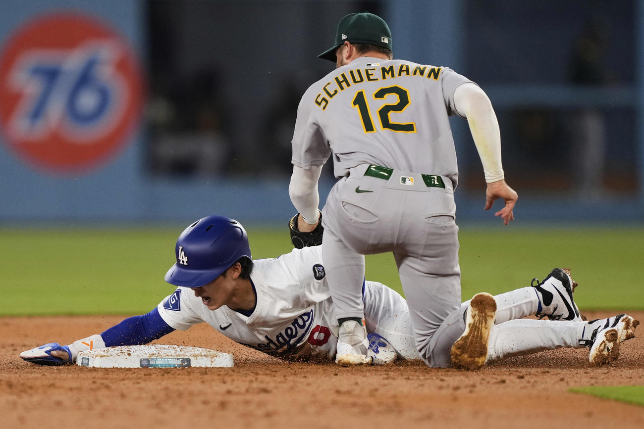 ヒットを放った後に盗塁、野手と交錯するドジャースのキム・ヘソン（AP）