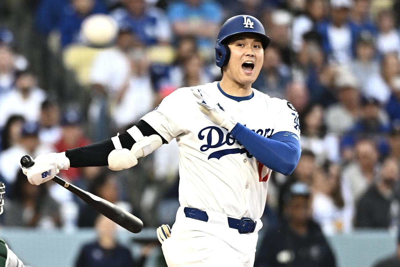 ドジャース対アスレチックス　1回裏ドジャース無死、ファウルボールに声を出して知らせる大谷（撮影・）