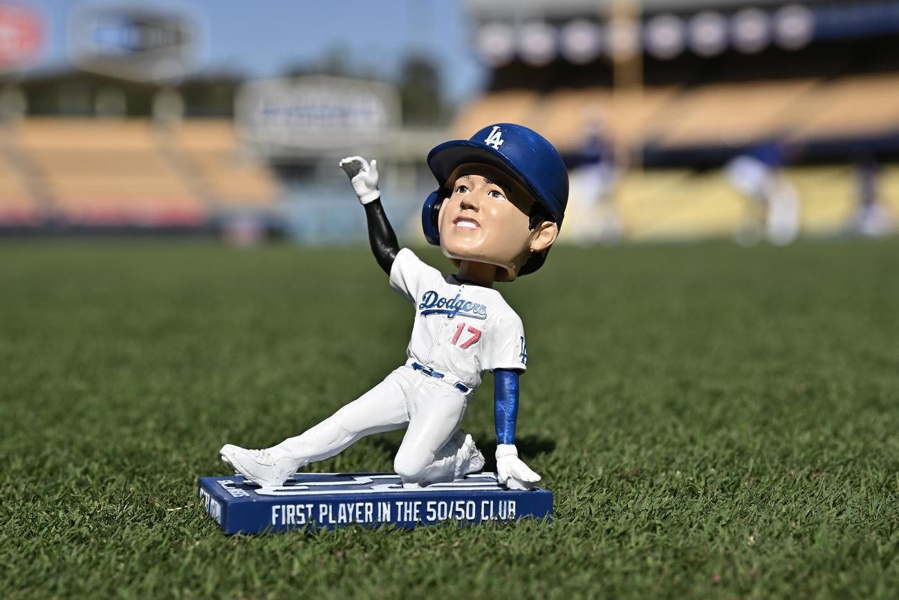 ドジャース対アスレチックス　配布されるドジャース大谷のボブルヘッド（撮影・滝沢徹郎）