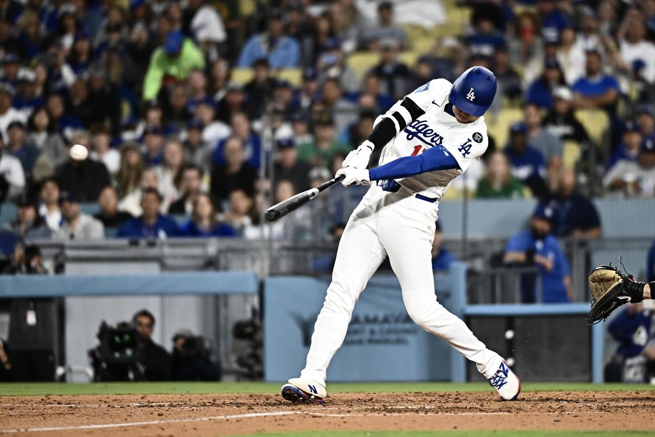 ドジャース対アスレチックス　4回裏ドジャース1死一塁、大谷は中越2点本塁打を放つ（撮影・滝沢徹郎）