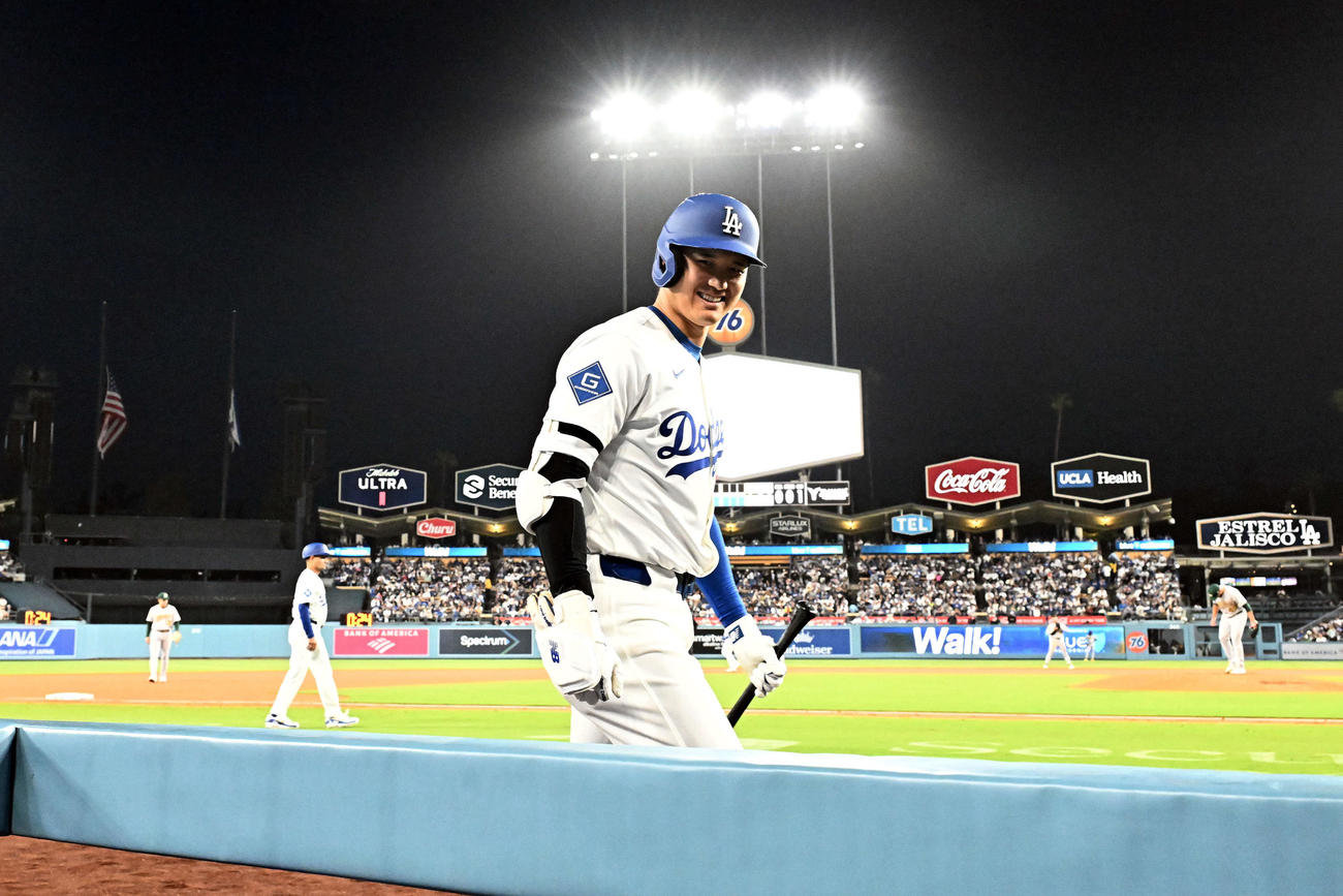 ドジャース対アスレチックス　3回裏、笑顔でネクスト・バッタースサークルに向かうドジャース大谷（撮影・滝沢徹郎）