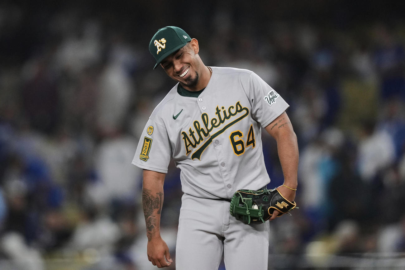 大谷翔平から空振り三振を奪い、笑顔を見せるアスレチックスのジョニー・ペレダ（AP）
