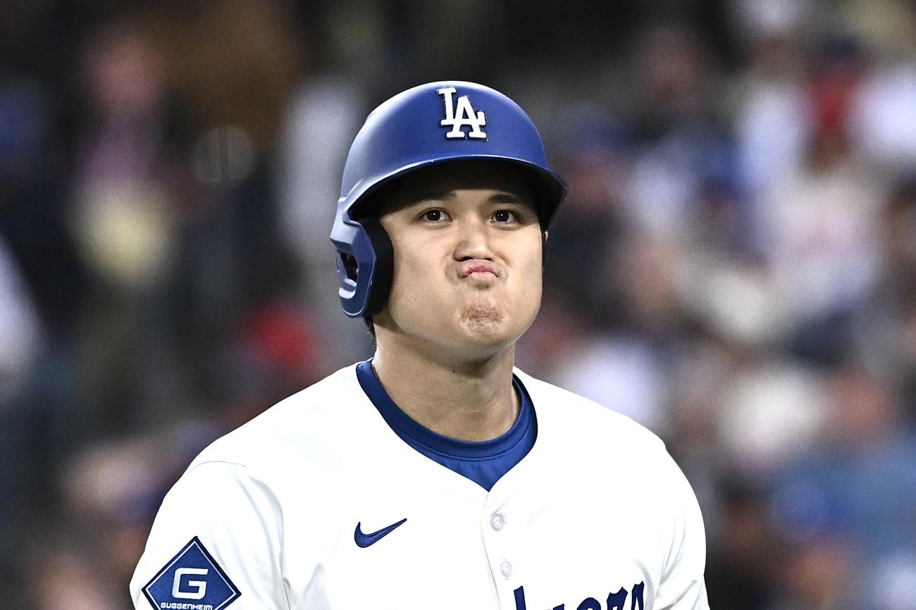 ドジャース対エンゼルス　4回裏ドジャース2死一塁、空振り三振に倒れ悔しげに引き揚げる大谷（撮影・滝沢徹郎）