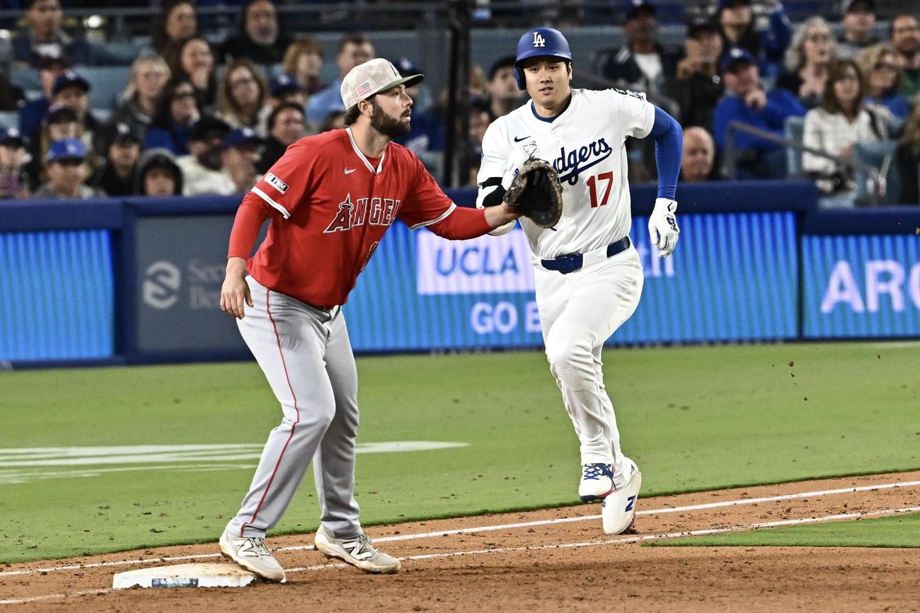 ドジャース対エンゼルス　6回裏ドジャース無死、一、三塁、大谷（右）は併殺打に倒れる。一塁手シャヌエル（撮影・滝沢徹郎）