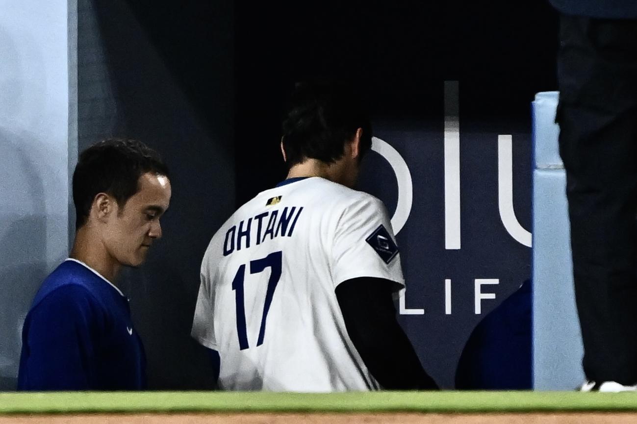 ドジャース対エンゼルス　連敗しベンチ裏へ引き揚げるドジャース大谷（撮影・滝沢徹郎）