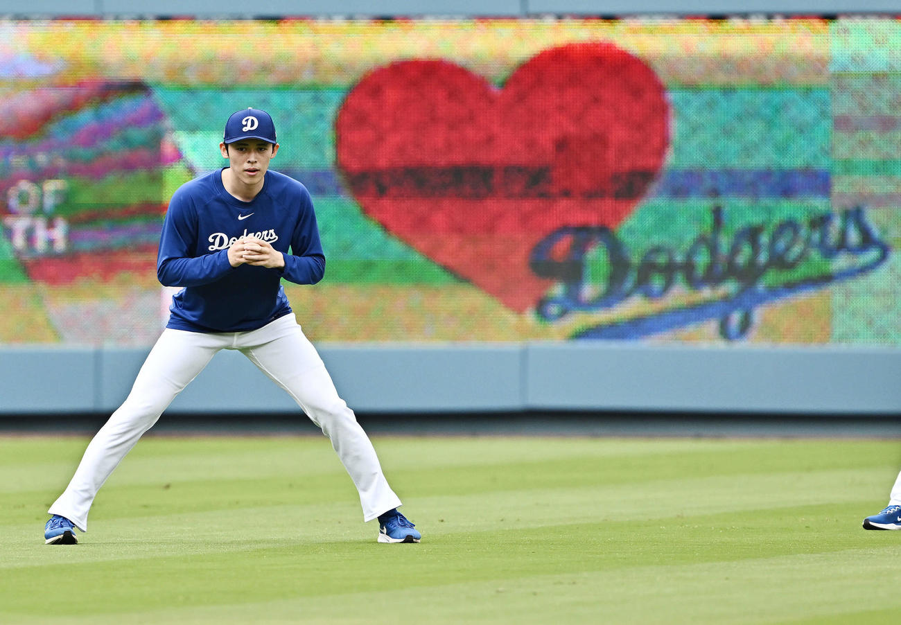 ドジャース対エンゼルス　試合前練習で調整するドジャース佐々木（撮影・滝沢徹郎）