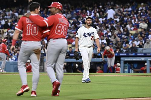 ドジャース対エンゼルス 4回表を投げ終え引き揚げるドジャース先発のカーショー(中央)(撮影・滝沢徹郎)