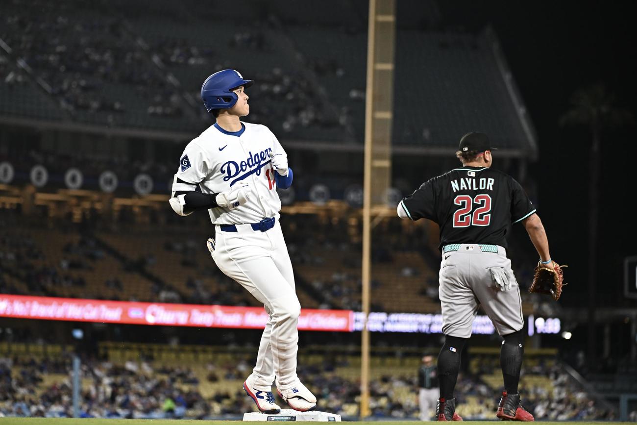 ドジャース対ダイヤモンドバックス　8回裏ドジャース1死、大谷（左）は二ゴロに倒れる（撮影・滝沢徹郎）