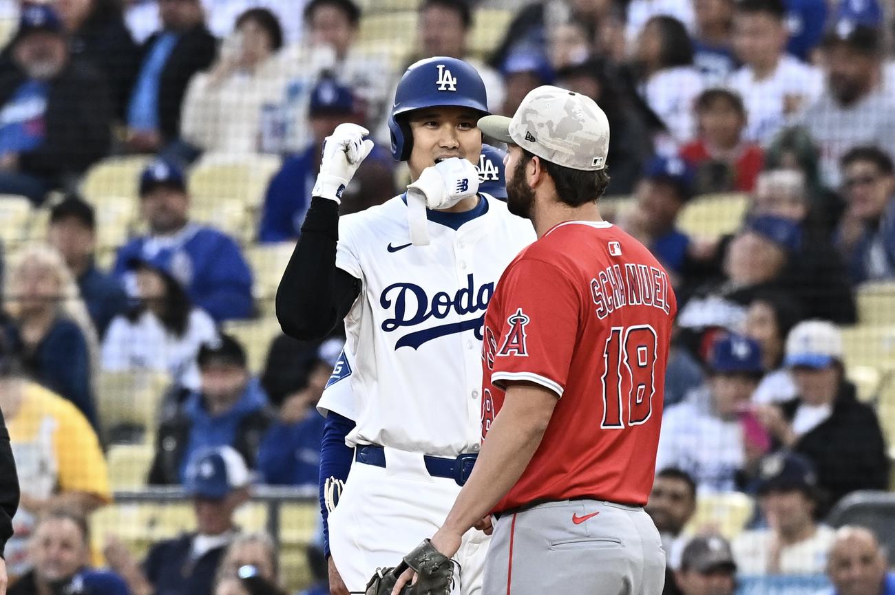 デコルテポーズを決める大谷翔平（撮影・滝沢徹郎）