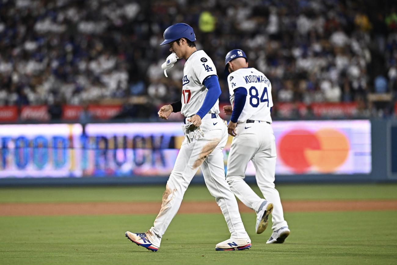 ドジャース対エンゼルス　5回裏ドジャース1死一塁、併殺打に倒れ引き揚げる大谷（撮影・滝沢徹郎）