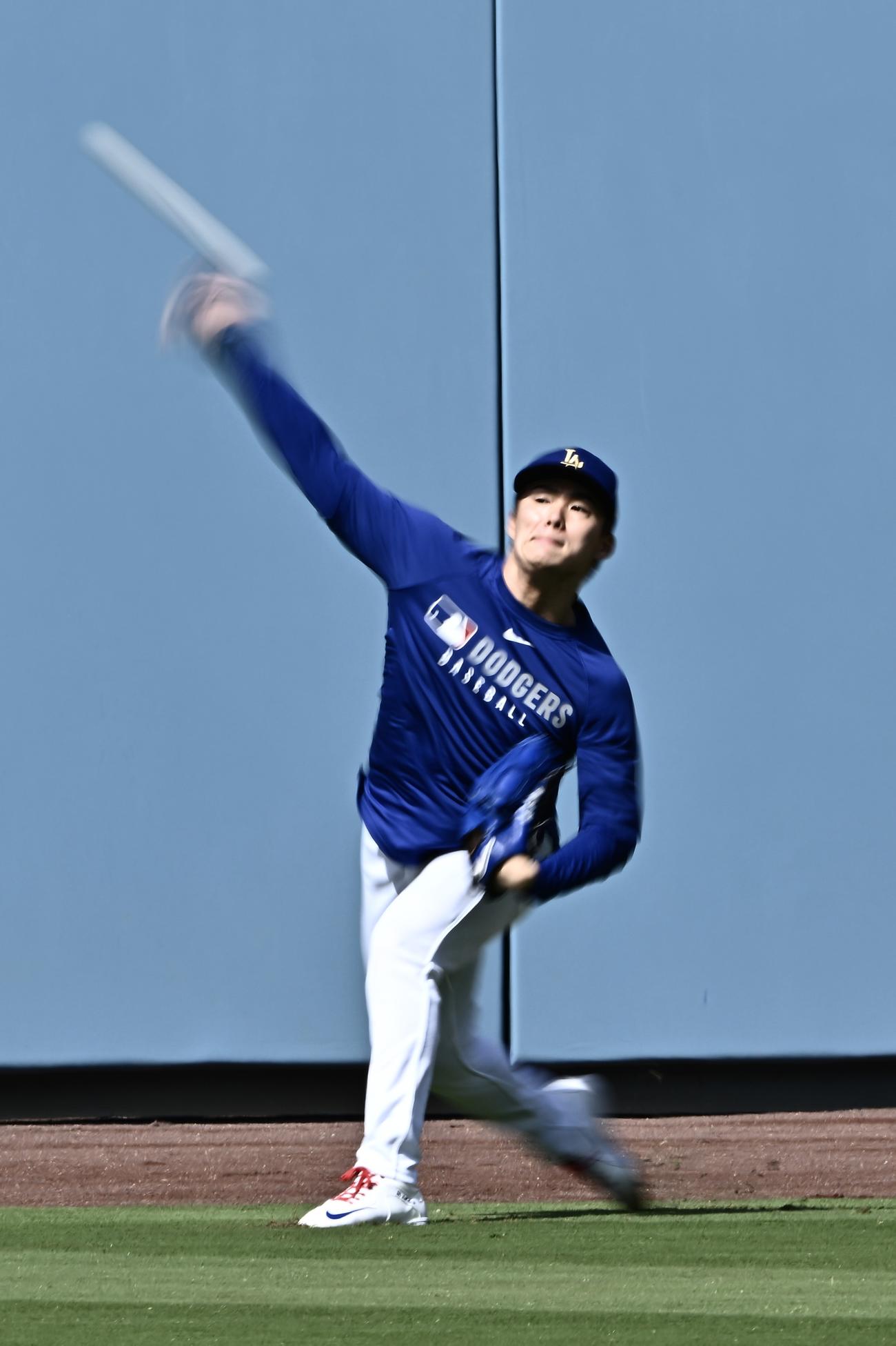 試合前練習で調整するドジャース山本由伸（撮影・滝沢徹郎）