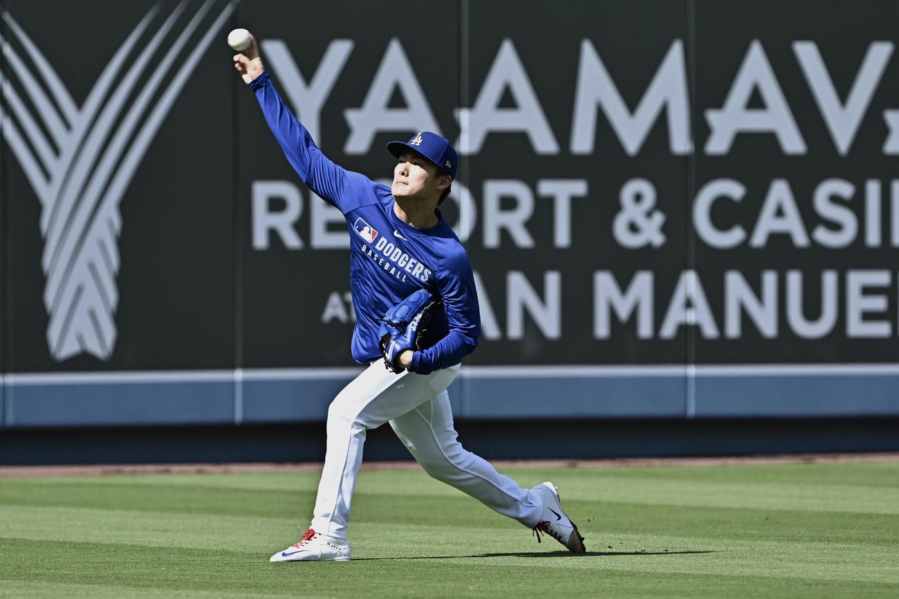ドジャース対エンゼルス　試合前練習で調整するドジャース山本（撮影・滝沢徹郎）