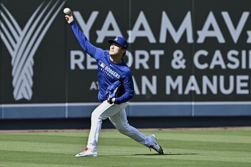 ドジャース対エンゼルス　試合前練習で調整するドジャース山本（撮影・滝沢徹郎）