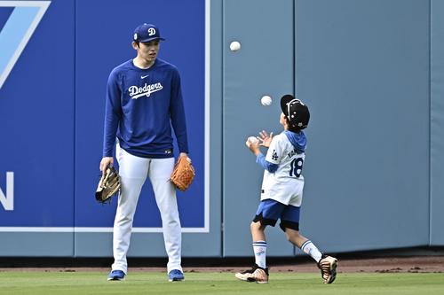ドジャース対エンゼルス　試合前練習でお手玉する子供を見守るドジャース佐々木（撮影・滝沢徹郎）