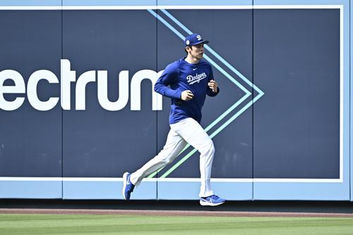 ドジャース対エンゼルス　試合前練習で走るドジャース佐々木（撮影・滝沢徹郎）