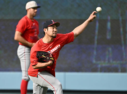 ドジャース対エンゼルス　試合前練習で調整するエンゼルス菊池（撮影・滝沢徹郎）