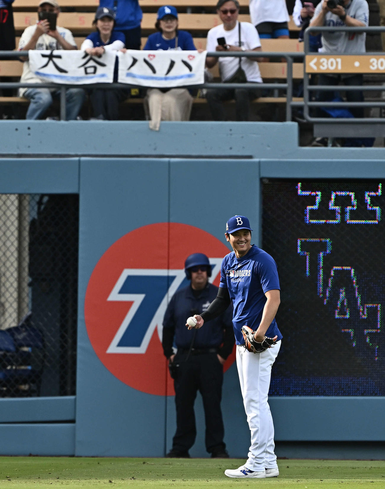「大谷パパ」の横断幕も登場（撮影・滝沢徹郎）