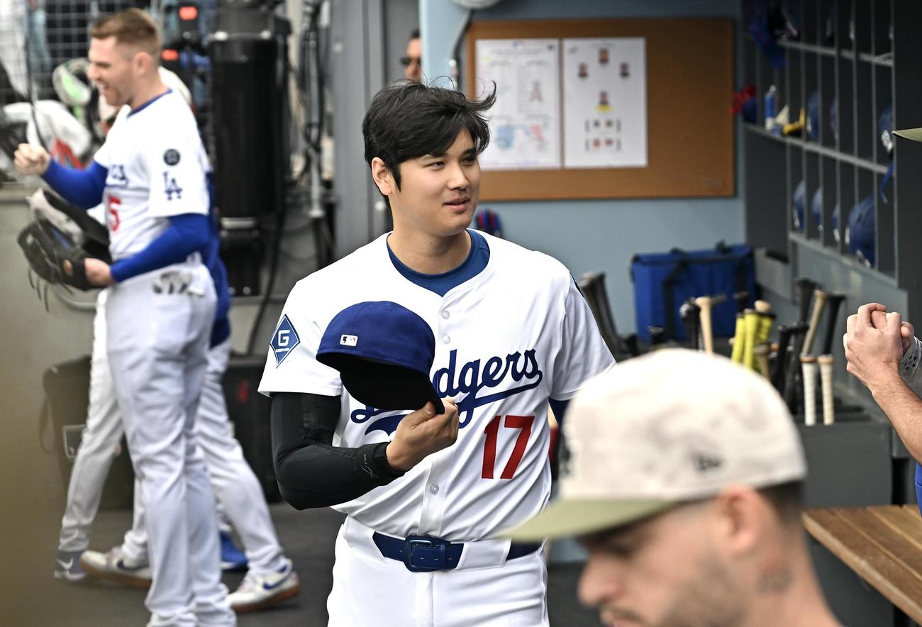 ドジャース対エンゼルス　試合前に帽子を間違えた事に気が付きベンチ裏に引き返すドジャース大谷（撮影・滝沢徹郎）