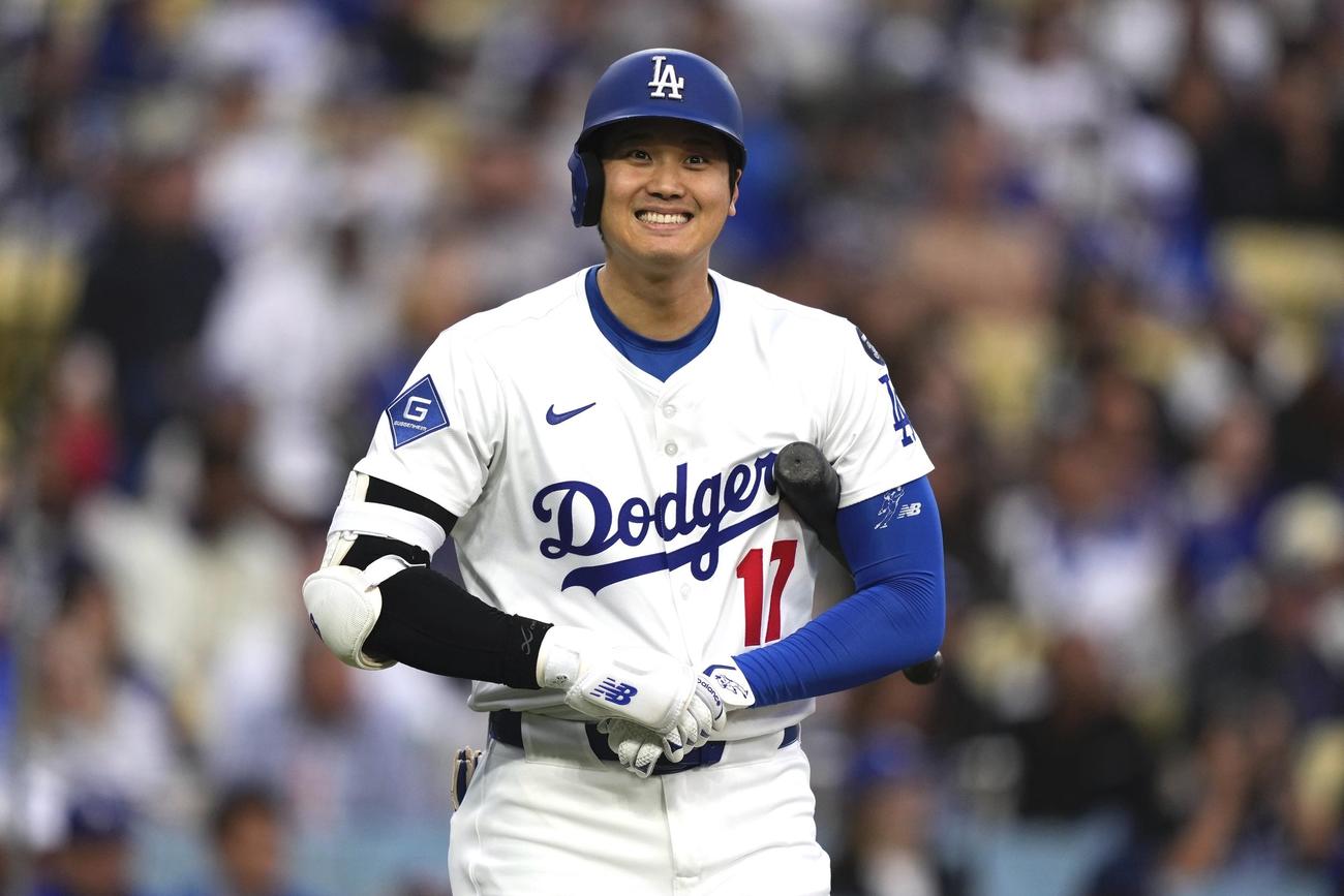 ドジャース大谷翔平はエンゼルス戦1回裏、打席に入る前に笑顔を見せた（AP)