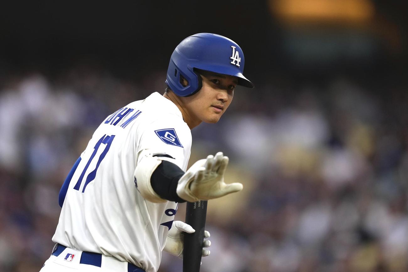 ドジャース大谷翔平はエンゼルス戦1回裏、打席からベンチに視線を送った（AP)