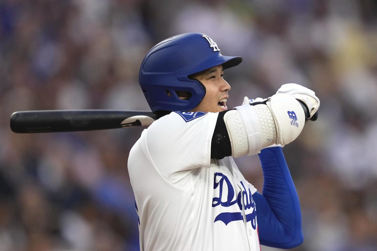 ドジャース大谷翔平はエンゼルス戦第1打席で際どいボールを投げられて驚きの表情（AP)
