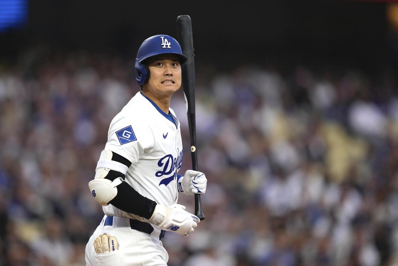 ドジャース大谷翔平はエンゼルス戦第1打席で際どいボールを投げられ驚きの表情（AP)