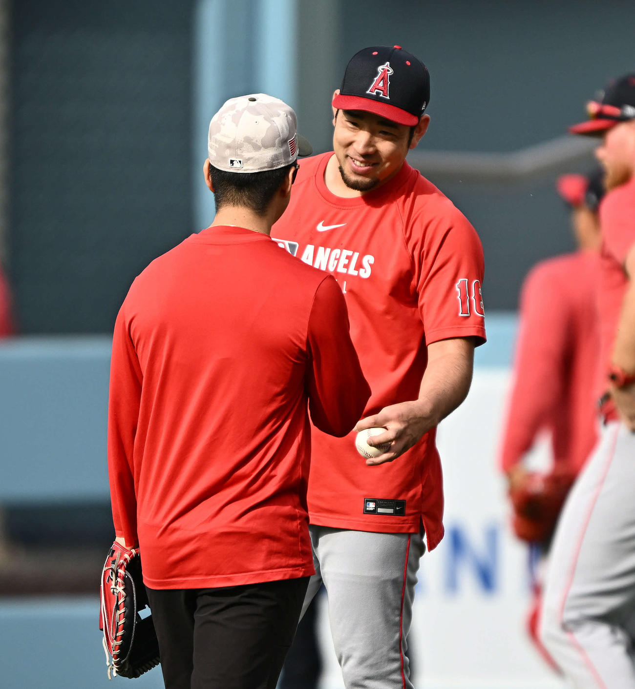 ドジャース対エンゼルス　試合前練習で調整するエンゼルス菊池（後方）（撮影・滝沢徹郎）