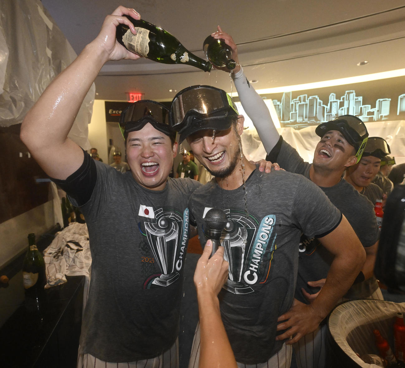 23年のWBC優勝後、ビールかけを楽しむダルビッシュ、村上、ヌートバー