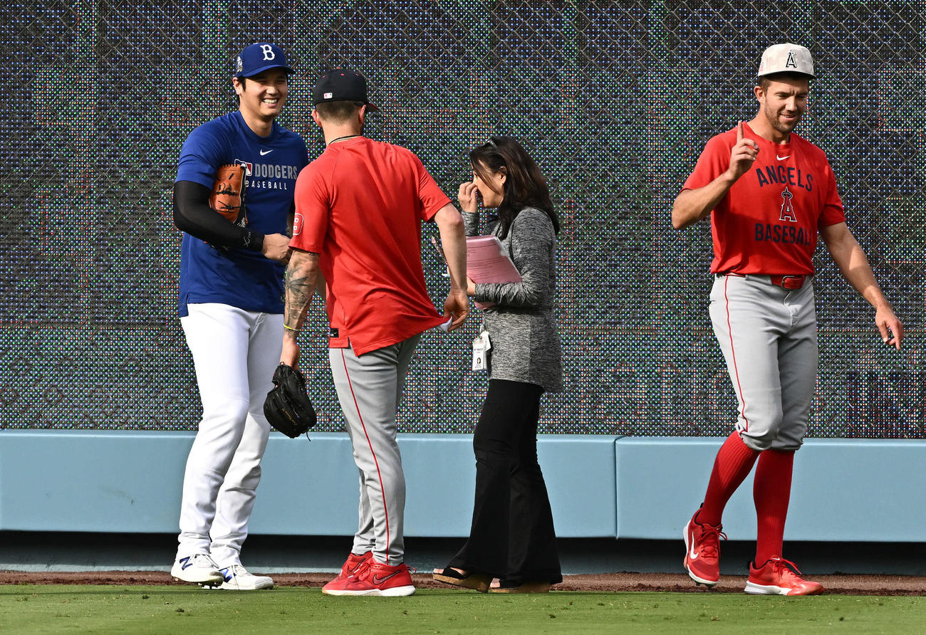 ドジャース対エンゼルス　試合前練習で古巣のエンゼルスの選手と談笑するドジャース大谷（撮影・滝沢徹郎）