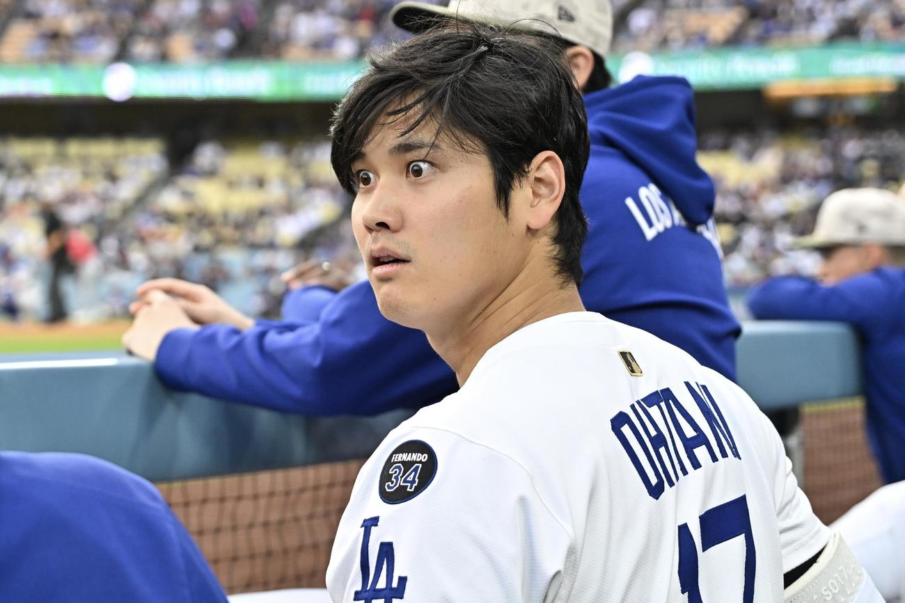 ドジャース対エンゼルス　ベンチで驚くドジャース大谷（撮影・滝沢徹郎）