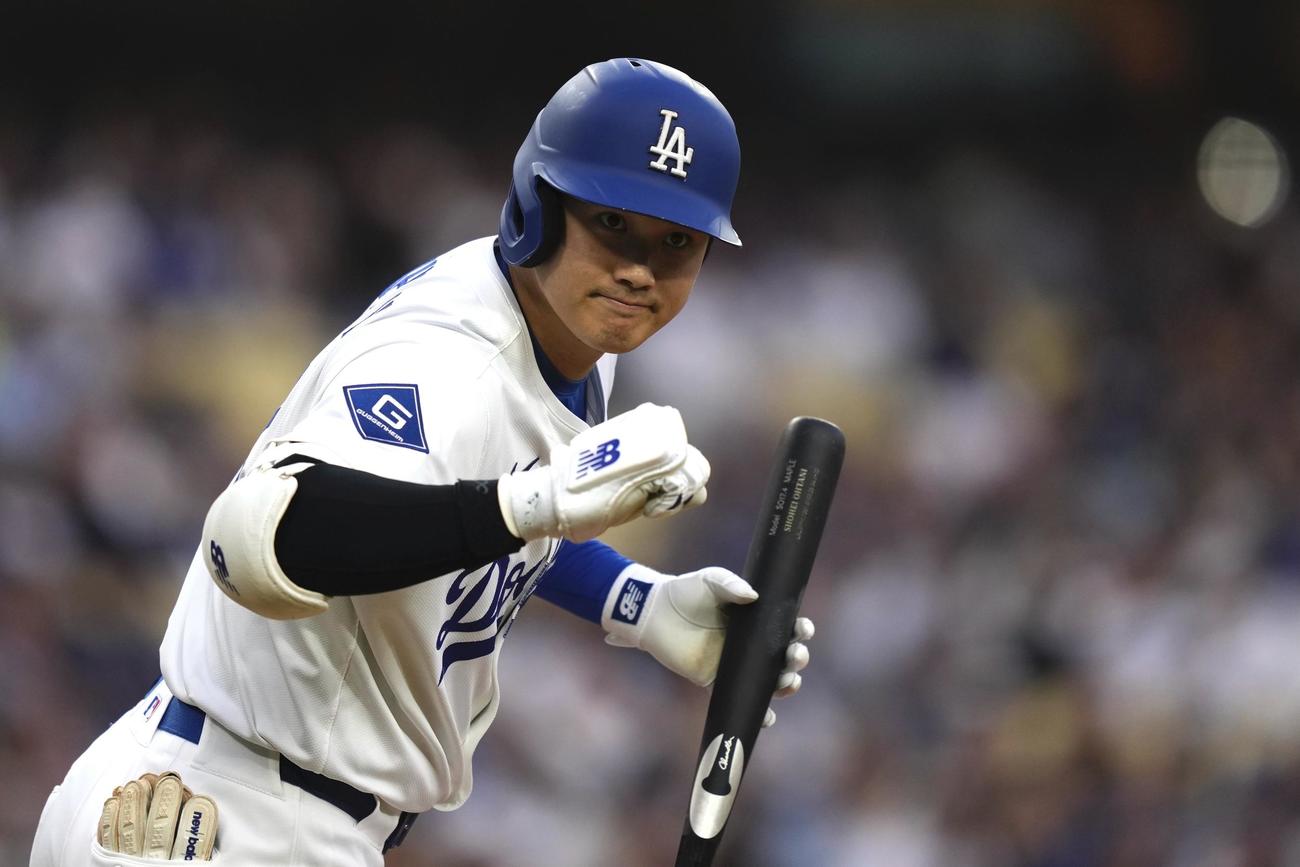 ドジャース大谷翔平はエンゼルス戦1回裏、打席からベンチに視線を送った（AP)