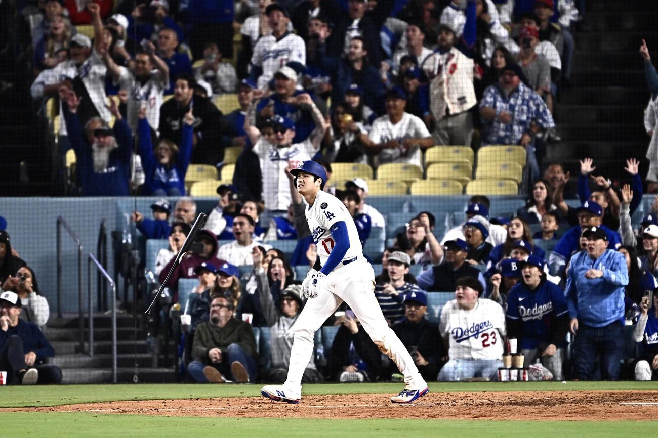 ドジャース対エンゼルス　8回裏ドジャース1死、大谷は中越えソロ本塁打を放つ（撮影・滝沢徹郎）