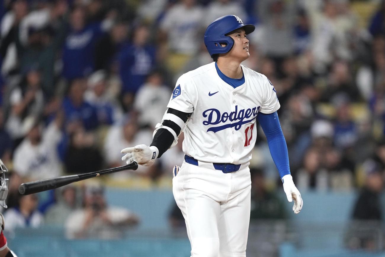 エンゼルス戦8回に3試合連続となる16号本塁打を放ったドジャース大谷翔平（AP)