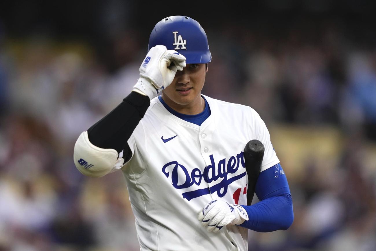 ドジャース大谷翔平はエンゼルス戦1回裏、打席に入る前にヘルメットに触れた（AP)