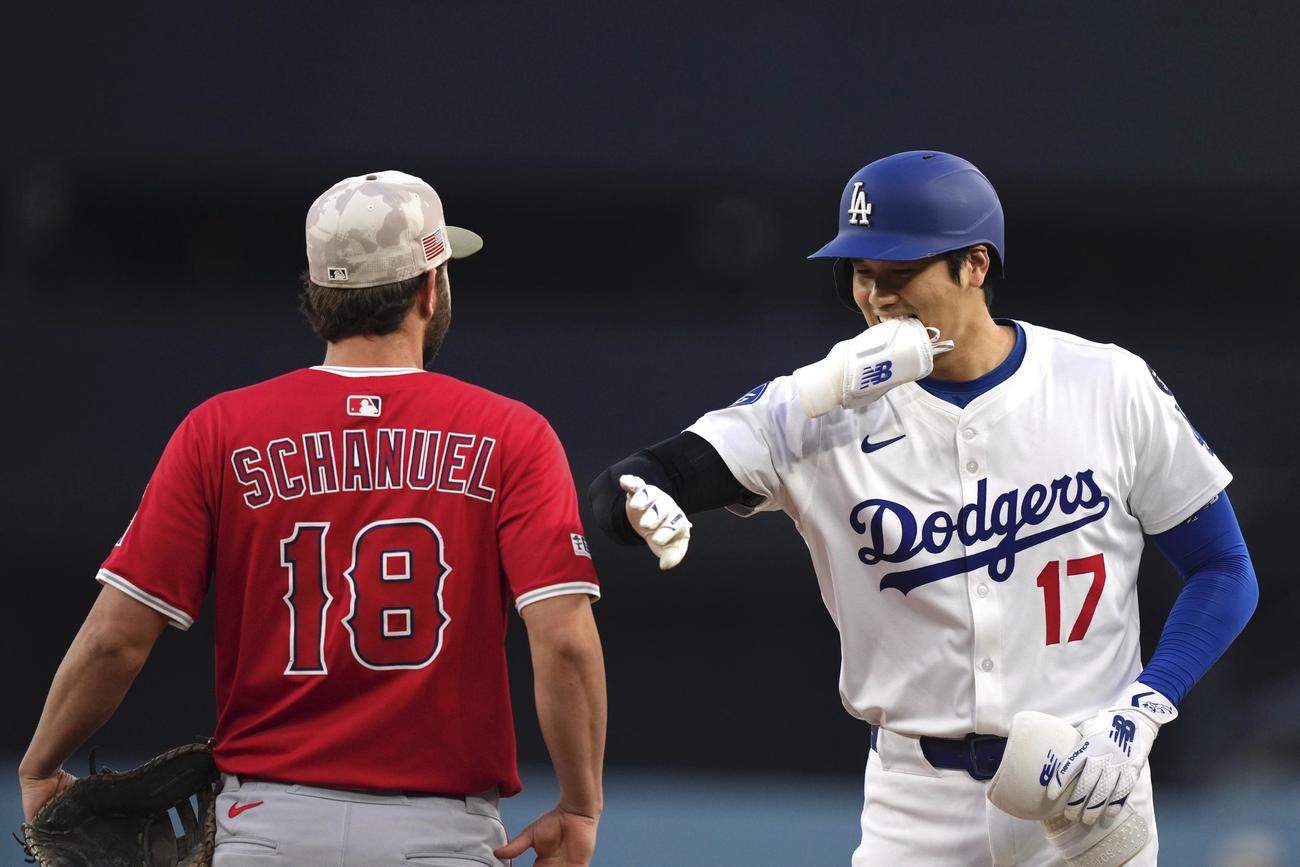 第1打席でセンター前ヒットを放ったドジャース大谷翔平（右）はエンゼルス一塁手シャヌエルとあいさつ（AP)