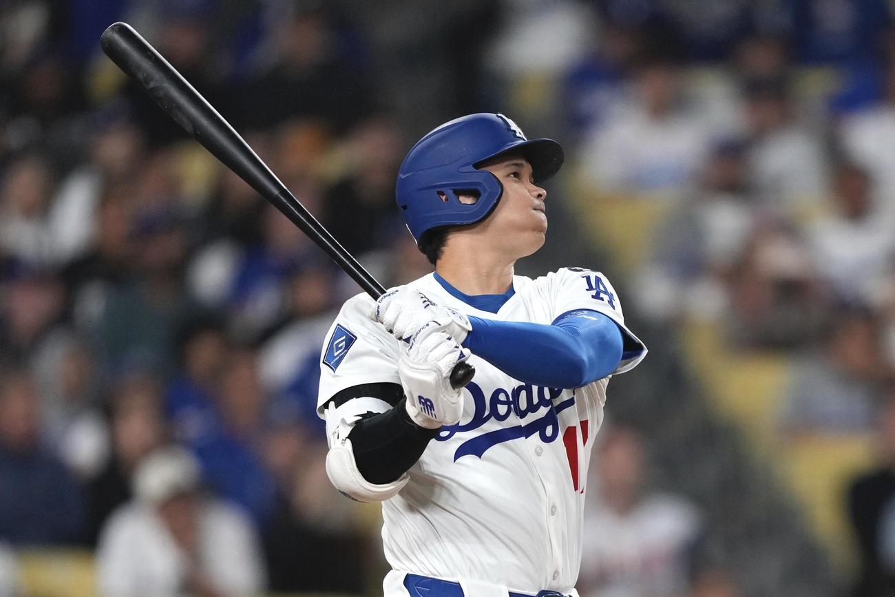 エンゼルス戦8回に3試合連続となる16号本塁打を放ったドジャース大谷翔平（AP)