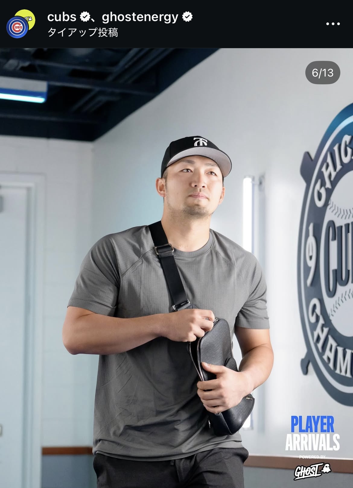 NPB球団のキャップで球場入りした鈴木誠也（カブス公式インスタグラムから）