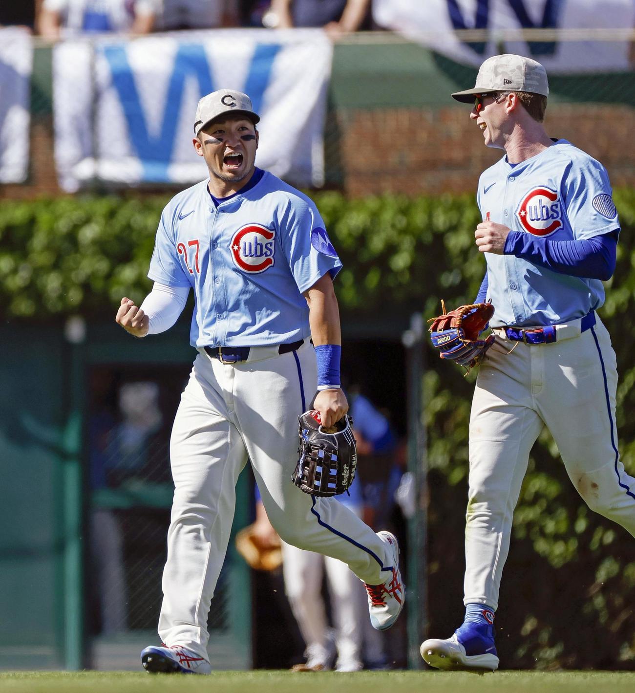 ホワイトソックスに快勝し、喜ぶカブス・鈴木（左）＝シカゴ（共同）