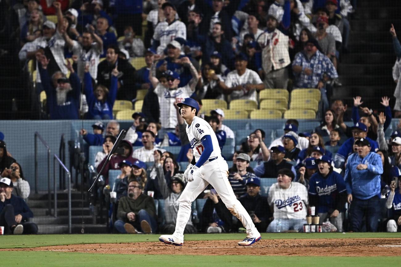 ドジャース対エンゼルス　8回裏ドジャース1死、大谷は中越えソロ本塁打を放つ（撮影・滝沢徹郎）